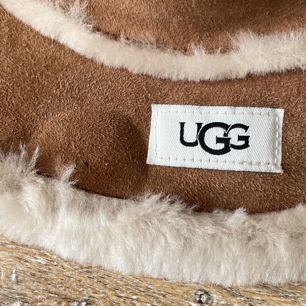 UGG Shearling Bucket Winter Hat NWOT - Picture 2 of 9